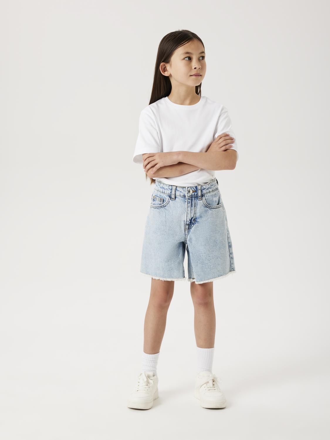 model_shot-creative